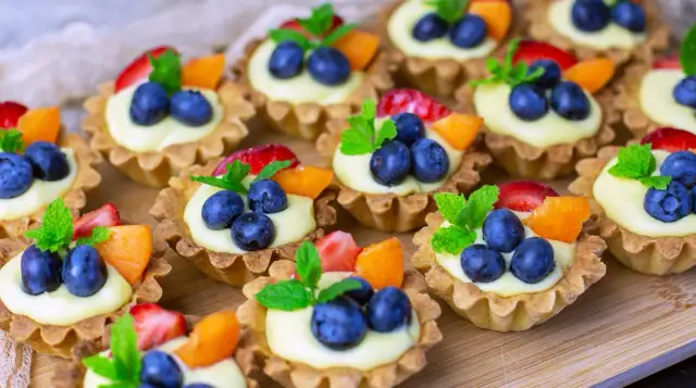 Jak udekorować babeczki owocami: 10 inspirujących pomysłów i technik