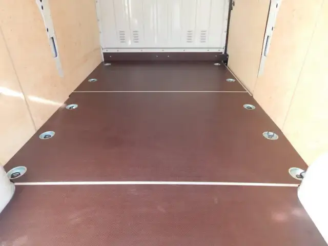 Jaka sklejka na podłogę do przyczepki, aby uniknąć uszkodzeń?