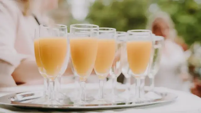 Ile soków na wesele z poprawinami? Sprawdź, by nie żałować!