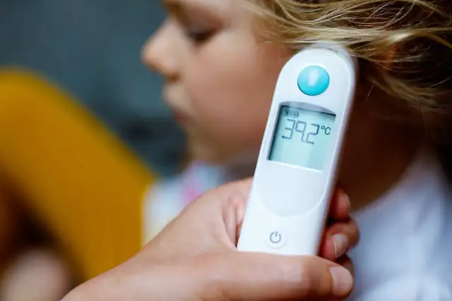 Gorączka u dzieci - kiedy do lekarza? Kluczowe objawy do obserwacji