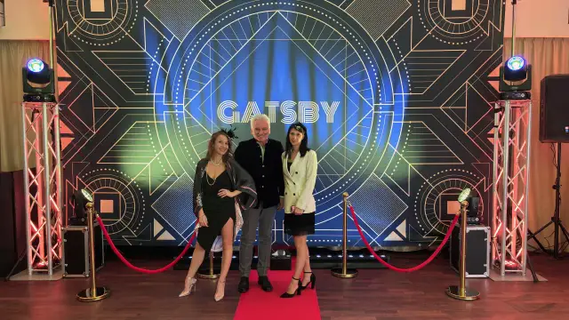 Impreza w stylu lat 20.: Kompleksowy przewodnik po modzie i dekoracjach