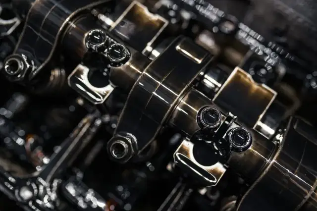 Jak zrobić płukankę silnika: krok po kroku i kiedy warto ją użyć