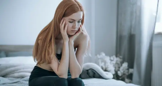 Brak miesiączki po porodzie – kiedy to niepokojący objaw?