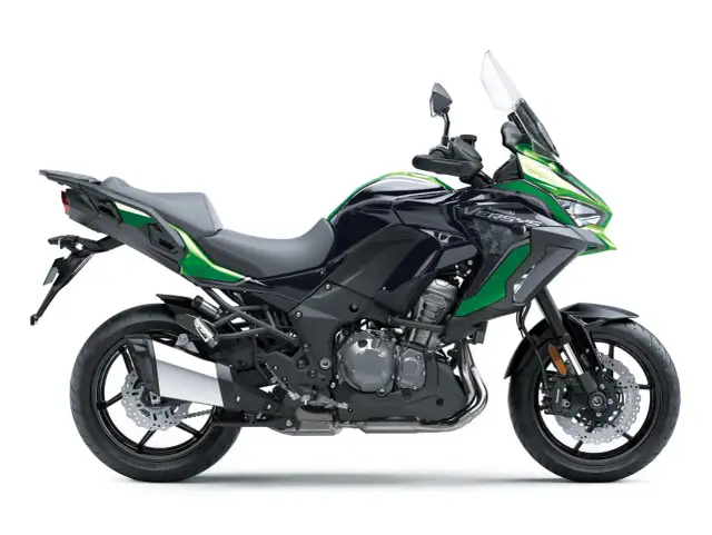 Kawasaki Versys 1000 wady: ciemnogranatowo-zielony motocykl turystyczny z czarnymi felgami i dużą szybą.