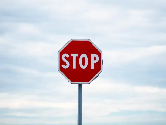 Kto stawia znaki drogowe na osiedlu? Poznaj odpowiedzialnych za to