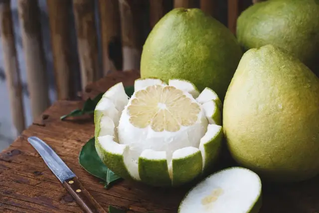 Ile kalorii ma pomelo? Zaskakujące fakty o jego kaloryczności