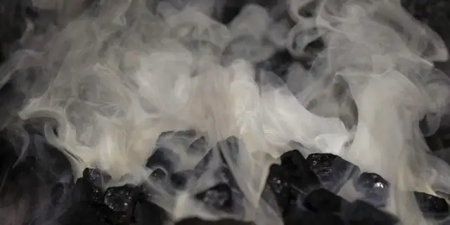 Mroczne wizje: Co zwiastuje czarny dym w Twoich snach? Sennik