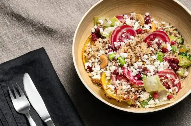 Najlepsze sosy do sałatki z fetą, które zachwycą Twoje kubki smakowe