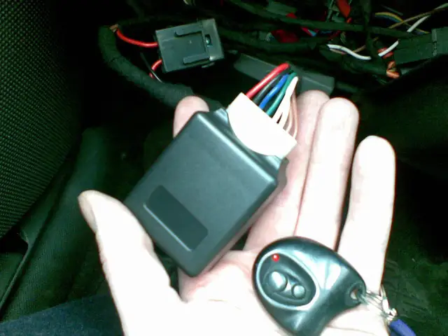 Gdzie jest sterownik centralnego zamka Punto 2? Oto lokalizacja i wskazówki