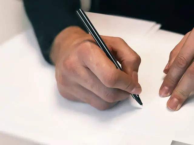 Jak powinien wyglądać testament, aby uniknąć problemów prawnych