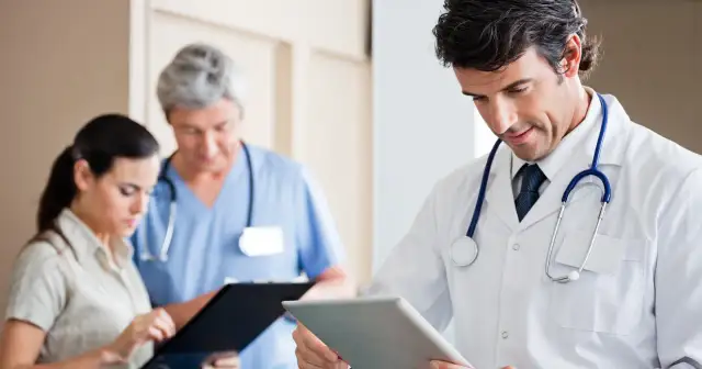 Ile zarabia okulista w Polsce? Fakty, które mogą Cię zaskoczyć