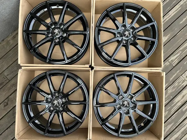 Cztery nowe, czarne felgi aluminiowe z logo Peugeot. Idealne, by odmienić wygląd Twojego Peugeot 3008.