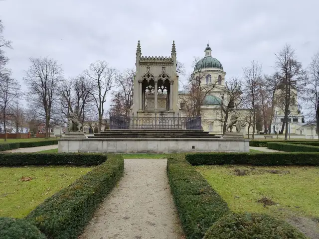 Pałac w Wilanowie z pomnikiem i lwami, widok z ogrodu.