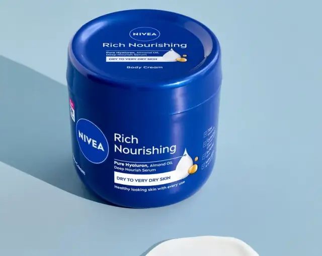 Krem Nivea na tatuaż? Eksperci radzą, czego unikać.