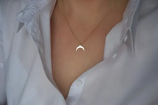 Naszyjnik odwrócony księżyc co oznacza – odkryj jego głęboką symbolikę