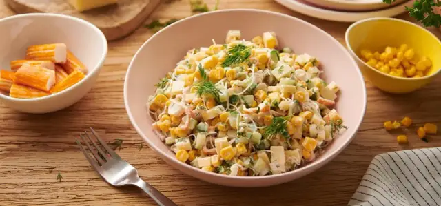 Szybka sałatka z makaronu ryżowego - prosty przepis na pyszne danie