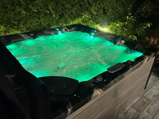 Jak się pisze dżakuzi? Poznaj poprawną pisownię i zasady