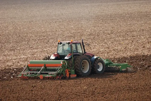 Filtracja w dobie norm Stage V: Dlaczego silniki w nowoczesnych ciągnikach rolniczych nie wybaczają kurzu?