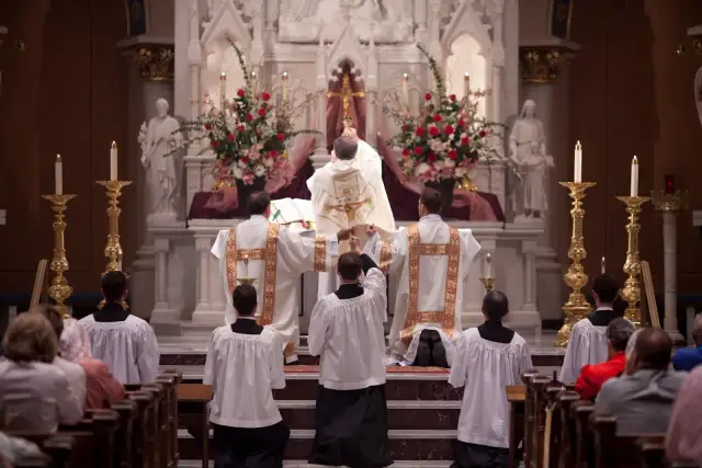 Ile mszy dziennie może odprawić ksiądz? Odkryj zasady i wyjątki