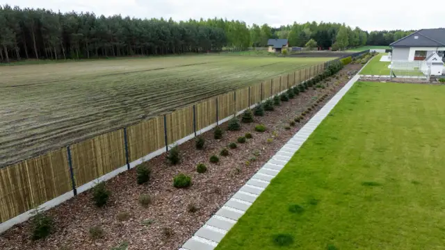 Idealna osłona płotu: Jak wybrać i uniknąć błędów?