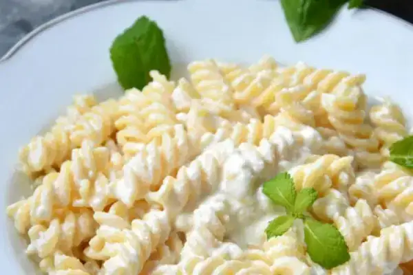 Makaron z serem na słodko: przepis na kremowy smak dzieciństwa