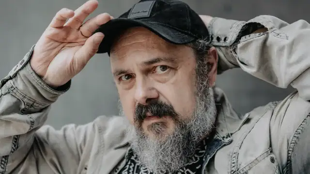 Arkadiusz Jakubik i rock and roll bez przebaczenia – jego wyjątkowa historia