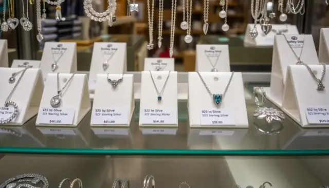 Ile za gram srebra w lombardzie? Sprawdź ceny i porównaj oferty