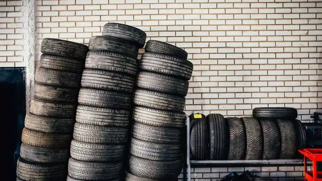 Jak znaleźć rok produkcji opony i uniknąć niebezpieczeństwa na drodze