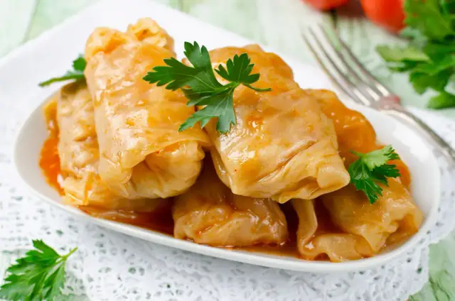 Gołąbki w sosie pomidorowym, pyszne i sycące. Ile kcal mają? Zależy od nadzienia!