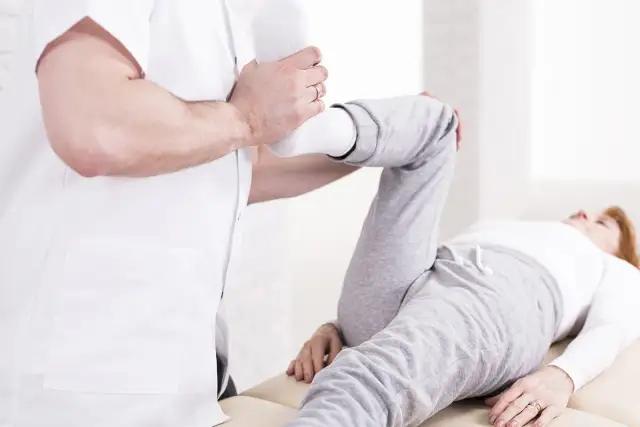 Kiedy rehabilitacja po endoprotezie biodra: etapy i czas trwania