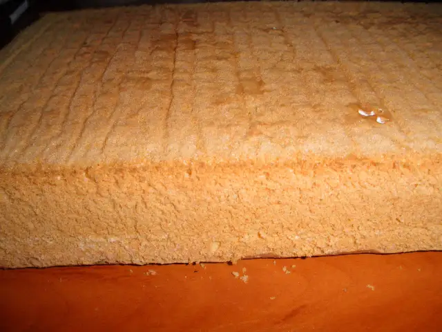 Puszysty biszkopt z 6 jaj, lekko zarumieniony, gotowy do przekładania kremem.