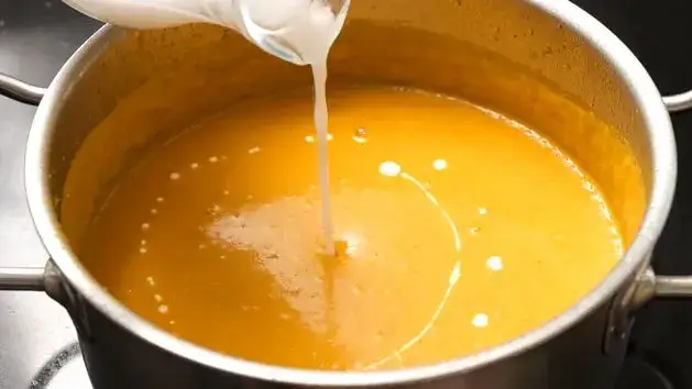 Sekrety aksamitnej zupy: jak zabielić śmietanę bez warzenia?