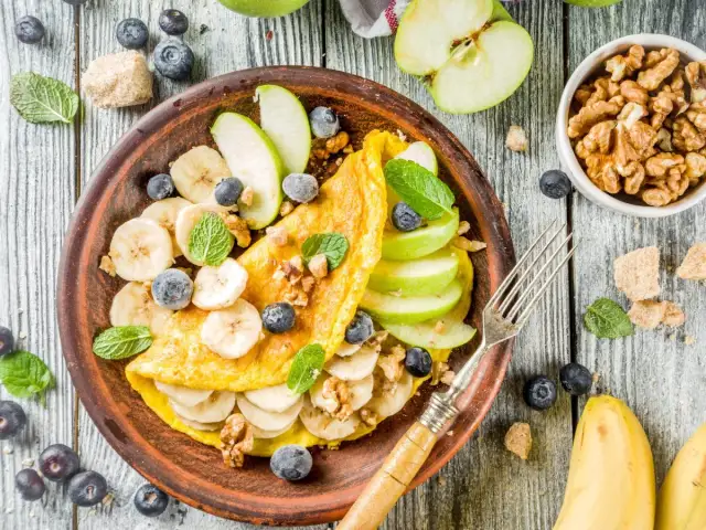 Omlet na słodko: ile kalorii i jak zrobić wersję FIT?