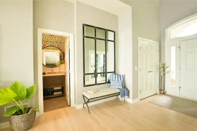 Jak pomalować przedpokój na dwa kolory, aby zyskać nowy styl i przestronność