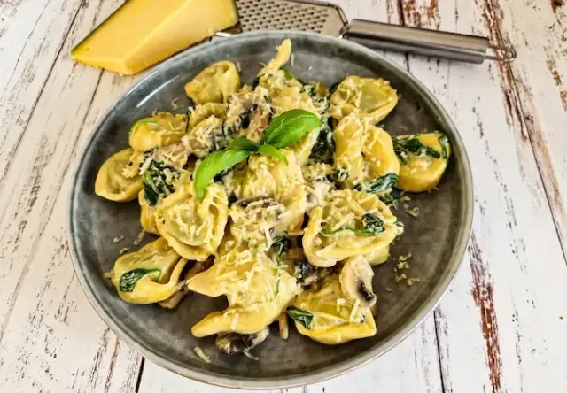 Z czym zrobić tortellini: najlepsze sosy i dodatki, które zachwycą