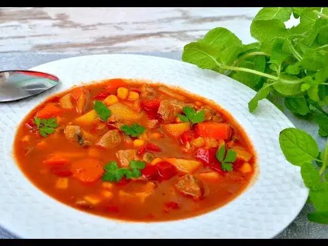 Zupa gulaszowa jak zrobić - prosty przepis na pyszne danie domowe