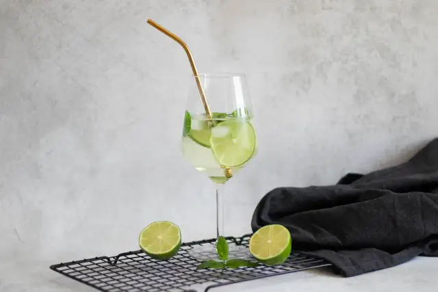 Hugo Spritz: Jak zrobić idealnego drinka? Przepis i sekrety