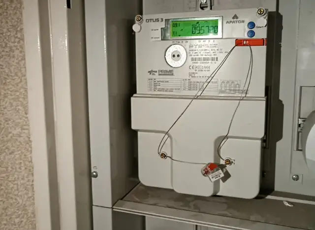 Jak sprawdzić czy ktoś kradnie prąd w bloku i uniknąć strat