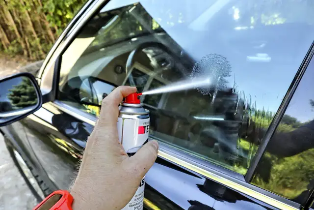 Skuteczne metody usuwania żywicy z szyby samochodowej bez zarysowań