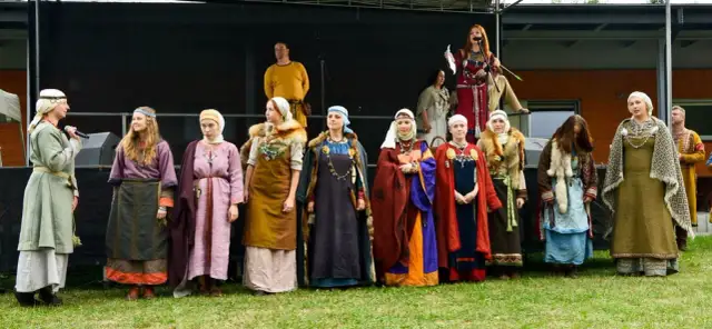 Suknia średniowieczna jak uszyć – uniknij najczęstszych błędów