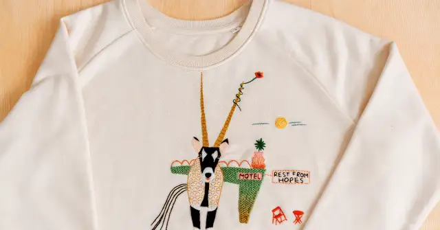 Haft na bluzie: Jak zacząć i stworzyć trwałe dzieło? Poradnik