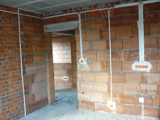 Ściany z cegły, instalacja elektryczna, puszki podtynkowe gotowe do osadzenia. Jaki gips do osadzania puszek będzie najlepszy?