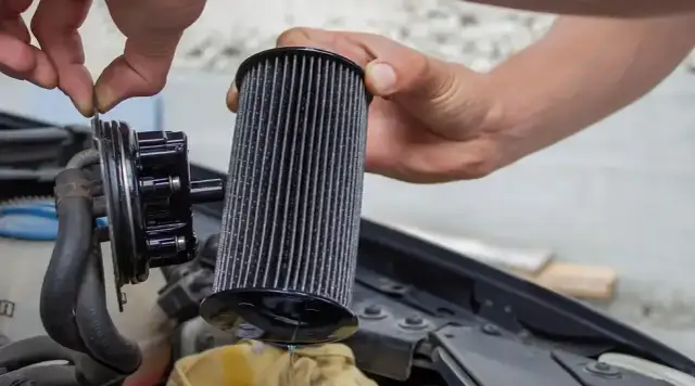 Czy wymieniać filtr paliwa w benzynie? Uniknij drogich awarii!