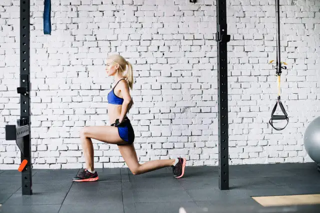 Jak łączyć ćwiczenia na siłowni? Przewodnik po planach i partiach