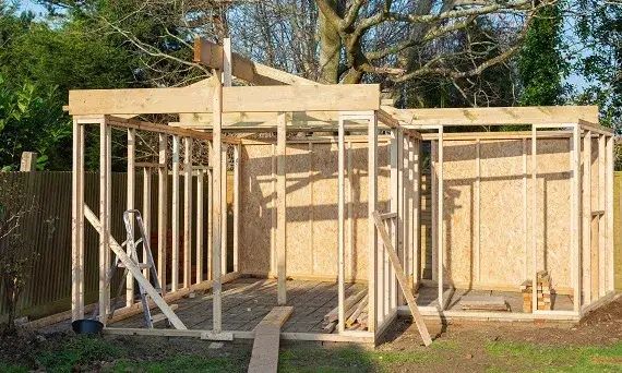 Czy na budynek gospodarczy trzeba mieć pozwolenie? Sprawdź zasady.