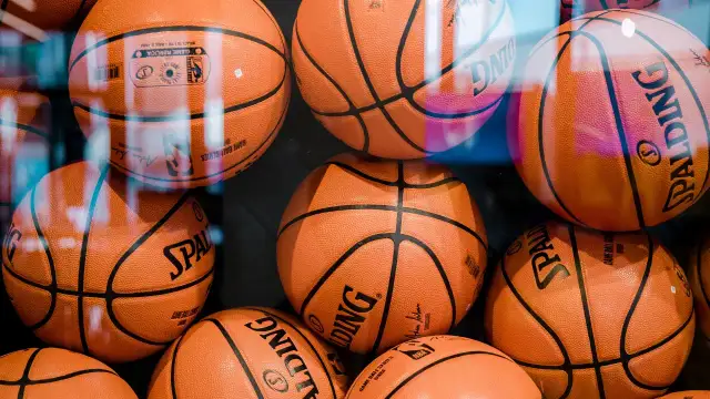 Jaka piłka do koszykówki? Ranking, rozmiary, materiały wybierz idealną!