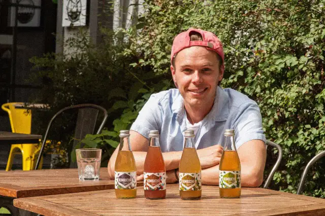 Kombucha: Cukier wróg czy paliwo? Ile go zostaje?