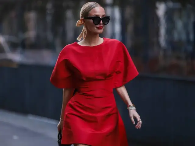 Dodatki do czerwonej sukienki: jak stworzyć look, który zachwyci?