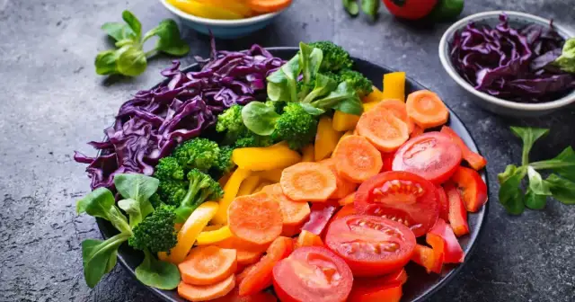 Czy na diecie wegetariańskiej się chudnie? Oto prawda o odchudzaniu