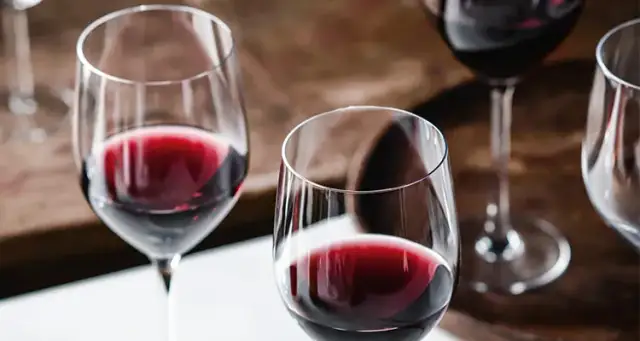 Ile wlać wina do kieliszka, aby wydobyć jego pełen aromat?
